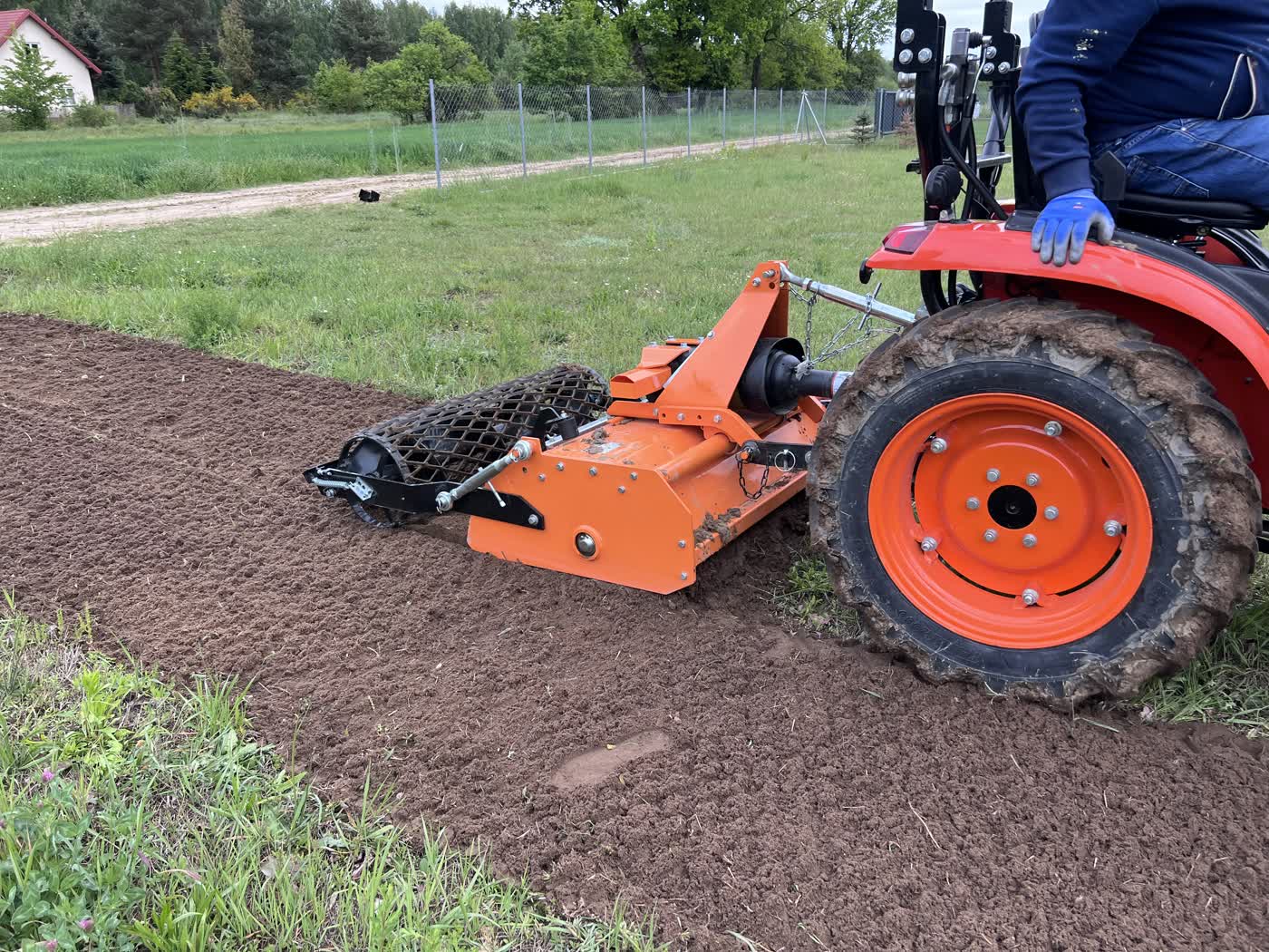 Glebogryzarka separacyjna z wałem siatkowym w trakcie pracy nad trawnikiem